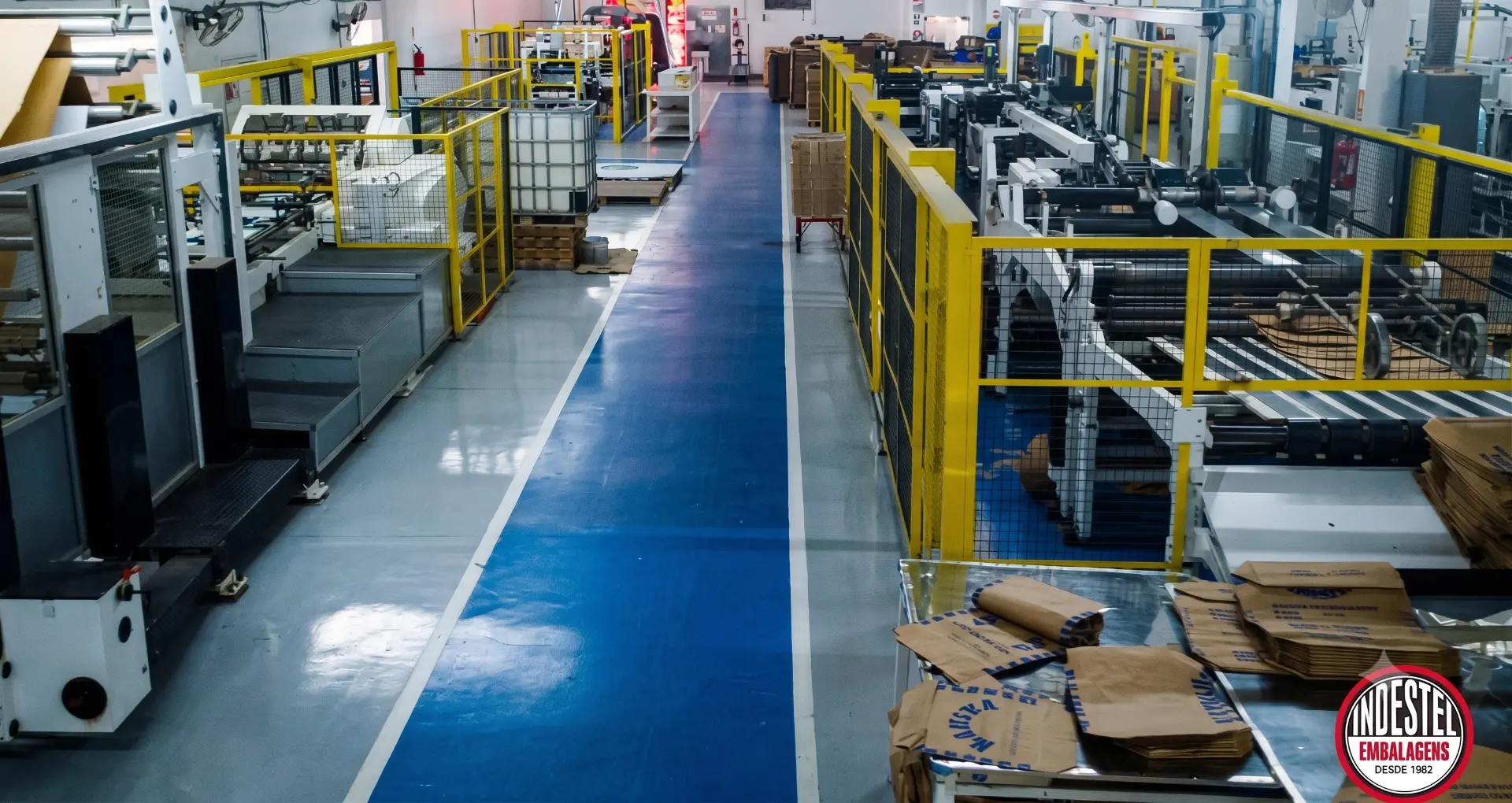 Corredor de máquinas em uma fábrica